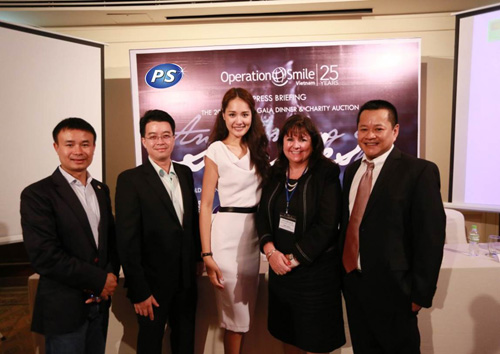 Hoa hậu Hương Giang – đại sứ của chương trình Operation Smiles chụp hình lưu niệm cùng Ban Tổ chức và đại diện các đơn vị tài trợ