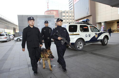 Cảnh sát có vũ trang tuần tra ở Bắc Kinh ngày 12.5 - Ảnh: Reuters