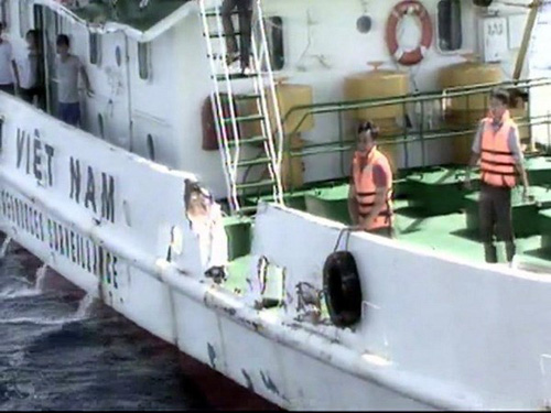 Tàu Trung Quốc đâm làm rách mạn tàu Việt Nam - Ảnh: Cảnh sát biển Việt Nam