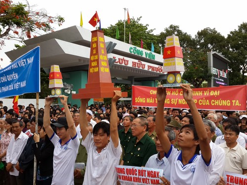 Đông đảo người dân Cần Thơ phản đối Trung Quốc xâm phạm vùng biển Việt Nam 1