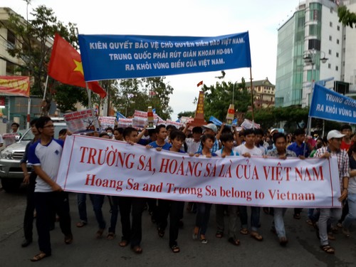 Đông đảo người dân Cần Thơ phản đối Trung Quốc xâm phạm vùng biển Việt Nam 2