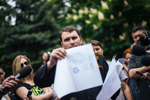Chủ tịch Ủy ban Bầu cử Alexander Malykhin công bố kết quả cuộc trưng cầu dân ý ở Lugansk  - Ảnh: AFP