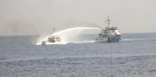 Tàu TQ (phải) tấn công tàu VN ngày 8.5 - Ảnh: Mai Thanh Hải