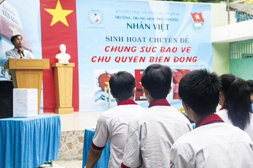Học sinh Trường THCS-THPT Hồng Hà quyên góp ủng hộ các lực lượng bảo vệ lãnh hải Tổ quốc trong buổi lễ chào cờ sáng qua - Ảnh: Minh Luân