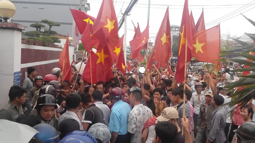 Công nhân trên địa bàn quận Bình Tân (TP.HCM) đồng hành phản đối Trung Quốc vào chiều 14.5