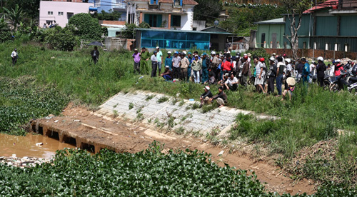 Người dân đứng bên hồ Mê Linh chờ tìm thi thể em Trang