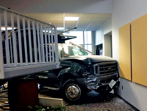 Chiếc xe nằm gọn bên trong tòa nhà - Ảnh: Chụp từ clip