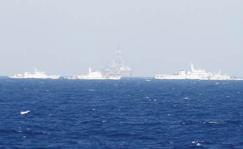 Tàu Trung Quốc vây quanh giàn khoan Hải Dương - 981 - Ảnh: Reuters