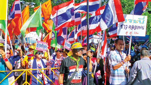 Phe biểu tình Thái Lan bao vây Quốc hội để gây áp lực lên thượng viện - Ảnh: Minh Quang