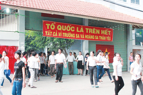 Công nhân Công ty giày Thái Bình (Khu công nghiệp Sóng Thần - Bình Dương) trở lại làm việc trong ngày 15.5  - Ảnh: Đỗ Trường 