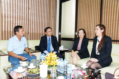 Anh Nguyễn Quang Thông, Tổng biên tập Báo Thanh Niên (bìa trái) tiếp đại diện Ngân hàng SCB đến trao tiền ủng hộ bảo vệ biển Đông -  Ảnh: D.Đ.M