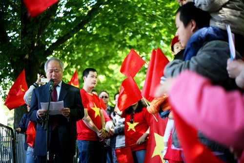 Ông Huỳnh Công Mỹ, Chủ tịch Tổng hội người Việt Nam tại Vương quốc Bỉ đọc Bản luận tội chính quyền Trung Quốc