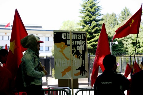 Màu cờ Việt Nam nhuộm đỏ góc phố nơi có Đại sứ quán Trung Quốc đặt trụ sở 17