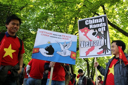 Màu cờ Việt Nam nhuộm đỏ góc phố nơi có Đại sứ quán Trung Quốc đặt trụ sở 21