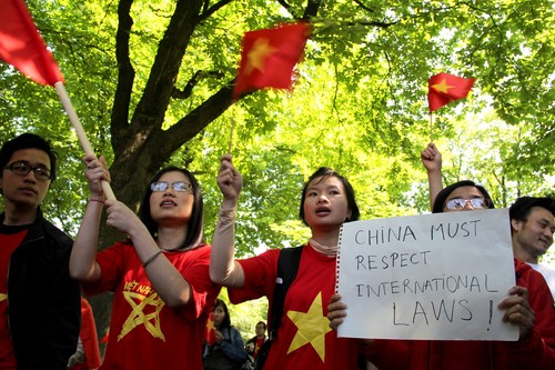 Màu cờ Việt Nam nhuộm đỏ góc phố nơi có Đại sứ quán Trung Quốc đặt trụ sở 23