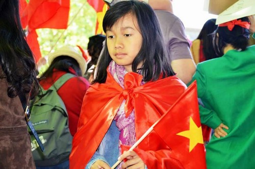 Màu cờ Việt Nam nhuộm đỏ góc phố nơi có Đại sứ quán Trung Quốc đặt trụ sở 24