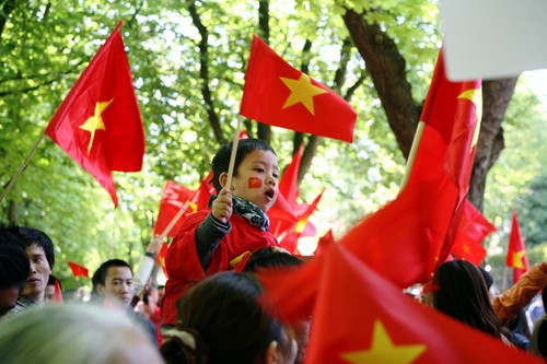 Màu cờ Việt Nam nhuộm đỏ góc phố nơi có Đại sứ quán Trung Quốc đặt trụ sở 27