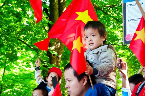 Màu cờ Việt Nam nhuộm đỏ góc phố nơi có Đại sứ quán Trung Quốc đặt trụ sở 28
