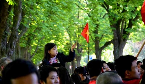 Màu cờ Việt Nam nhuộm đỏ góc phố nơi có Đại sứ quán Trung Quốc đặt trụ sở 29