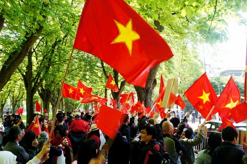 Màu cờ Việt Nam nhuộm đỏ góc phố nơi có Đại sứ quán Trung Quốc đặt trụ sở 4