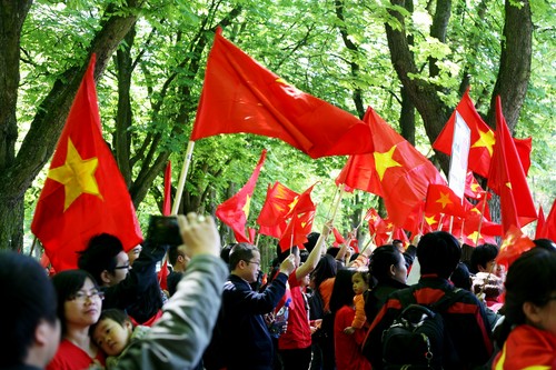 Màu cờ Việt Nam nhuộm đỏ góc phố nơi có Đại sứ quán Trung Quốc đặt trụ sở 5