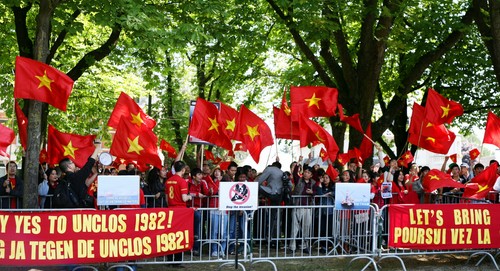 Màu cờ Việt Nam nhuộm đỏ góc phố nơi có Đại sứ quán Trung Quốc đặt trụ sở 6