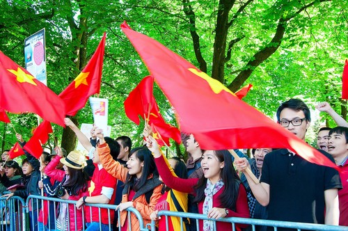 Màu cờ Việt Nam nhuộm đỏ góc phố nơi có Đại sứ quán Trung Quốc đặt trụ sở 7