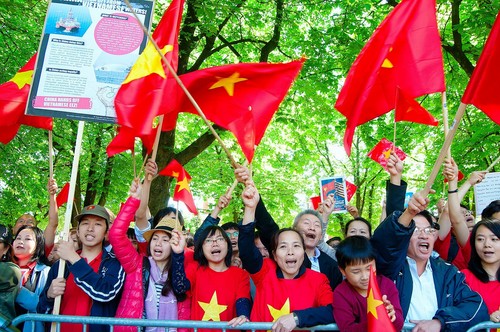 Màu cờ Việt Nam nhuộm đỏ góc phố nơi có Đại sứ quán Trung Quốc đặt trụ sở 9