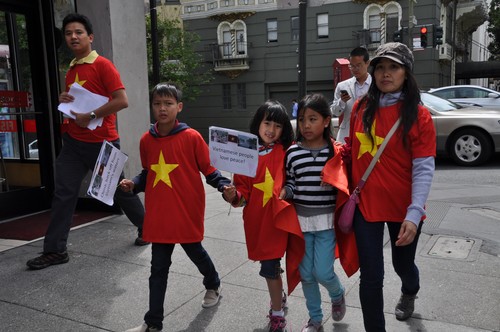 Thanh niên sinh viên Việt Nam ở San Francisco biểu tình phản đối Trung Quốc 1