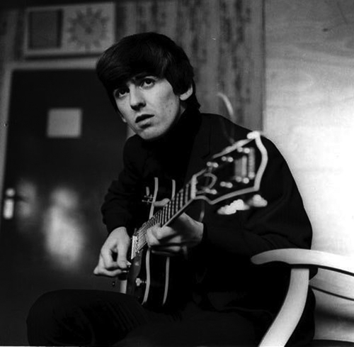 George Harrison bên cây guitar của mình - Ảnh: beatlesbible.com