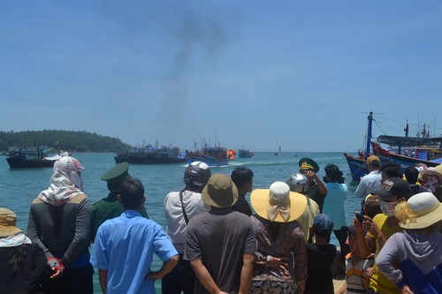 Trưa 18.5, tại cảng cá Tịnh Kỳ, TP.Quảng Ngãi (Quảng Ngãi), nhiều ngư dân đứng dưới nắng nóng chờ đón tàu cá QNg 90205 TS trở về