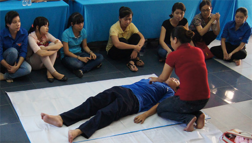 Tập huấn sơ cấp cứu cho giáo viên tại Q.Phú Nhuận - Ảnh: Lê Thanh