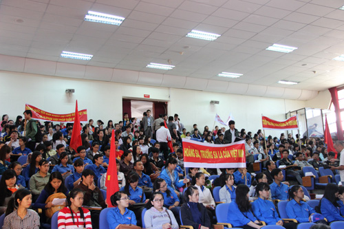 Sinh viên Đại học Đà Lạt mít tinh phản đối Trung Quốc d