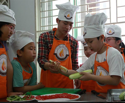 Lớp đầu bếp nhí của Học viện Ẩm thực Hà Nội - Ảnh: Đỗ Cẩm