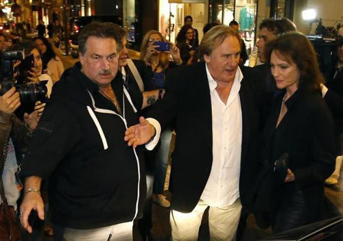 Tài tử Gerard Depardieu (giữa) vào vai Strauss-Kahn và Jacqueline Bisset (phải) vào vai vợ cũ của Strauss-Kahn, đến dự buổi công chiếu Welcome to New York tại Cannes 2014 - Ảnh: Reuters