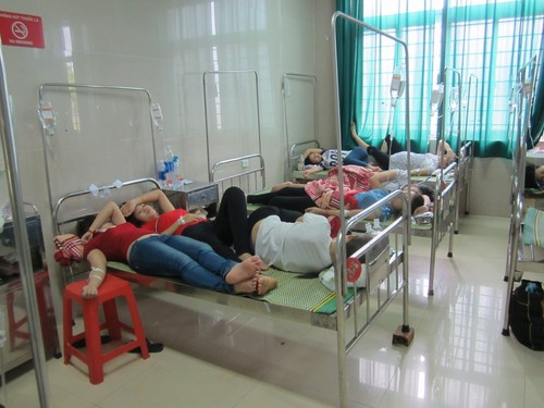 Công nhân của Công ty MCNEX VINA đang điều trị tại Bệnh viện đa khoa Ninh Bình 3
