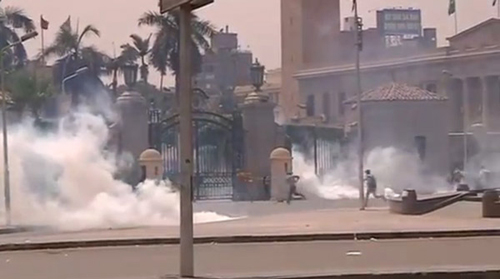 Cảnh sát bắn hơi cay vào nhóm sinh viên ở Cairo - Ảnh: chụp từ clip