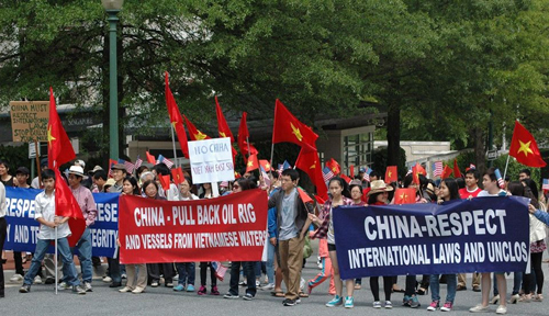 Tại Washington DC, chiều Chủ Nhật ngày 18.5, cuộc biểu tình của Du học sinh Việt Nam từ đại sứ quán Trung Quốc tại Mỹ đến khu vực Nhà trắng đã thu hút sự chú ý của đông đảo người dân và du khách