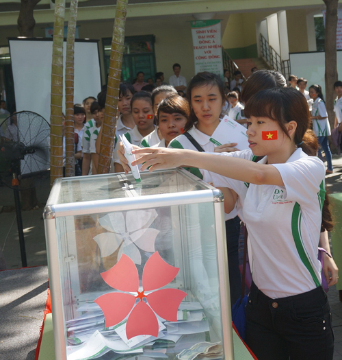 Sinh viên Trường đại học Đông Á (Đà Nẵng) đã góp và ủng hộ 50 triệu đồng  - Ảnh: An Dy