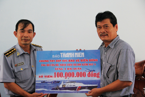 Đại diện Báo Thanh Niên trao tiền ủng hộ chi đội kiểm ngư 4 - Ảnh: N.Chung 