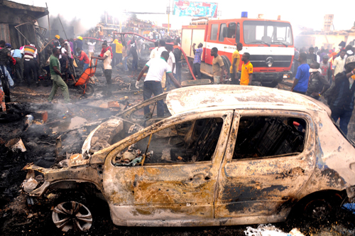 Hiện trường vụ đánh bom kép ở Jos - Ảnh: AFP
