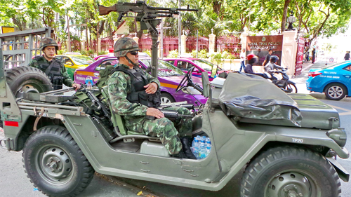 Quân đội xuất hiện trên đường phố Bangkok 