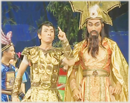 Đình Toàn (trái) vai Thánh Gióng, Quốc Trung vai vua Hùng - Ảnh: T.L