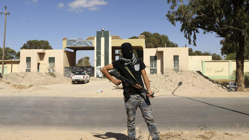 Trước trụ sở một lực lượng vũ trang Hồi giáo cực đoan ở thành phố Benghazi, miền đông Libya - Ảnh: Reuters