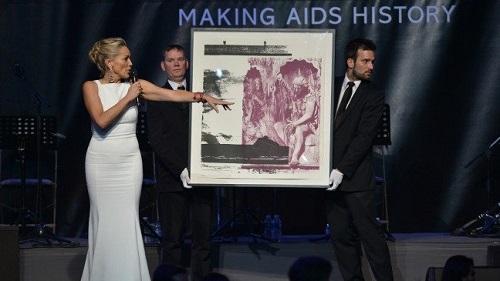  Sharon Stone đang giới thiệu một bức tranh trong buổi đấu giá