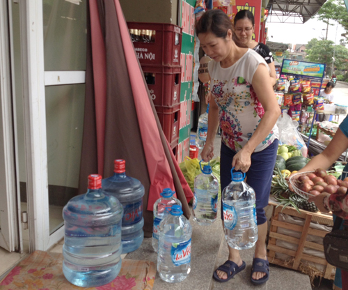Người dân ở khu đô thị Xa La phải đi mua nước về dùng vì sợ nhiễm độc - Ảnh: Hải Long