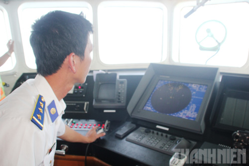 Thuyền trưởng Lê Trung Thành chăm chú nhìn vào màn hình ra đa để theo dõi hoạt động của tàu TQ