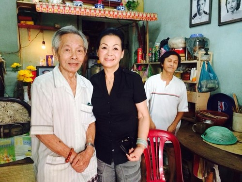 Ca sĩ Khánh Ly thăm nhạc sĩ Thanh Bình trước ngày về Mỹ - 1
