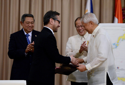 Ông Rosario (ngồi, phải) và ông Natalegawa ký hiệp ước biên giới biển ngày 23.5, dưới sự chứng kiến của Tổng thống Aquino (đứng, phải) và Tổng thống Yudhoyono - Ảnh: AFP
