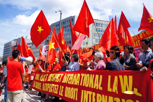 Đoàn biểu tình nhuộm đỏ quảng trường Robert Schumann trước trụ sở Ủy ban Châu u